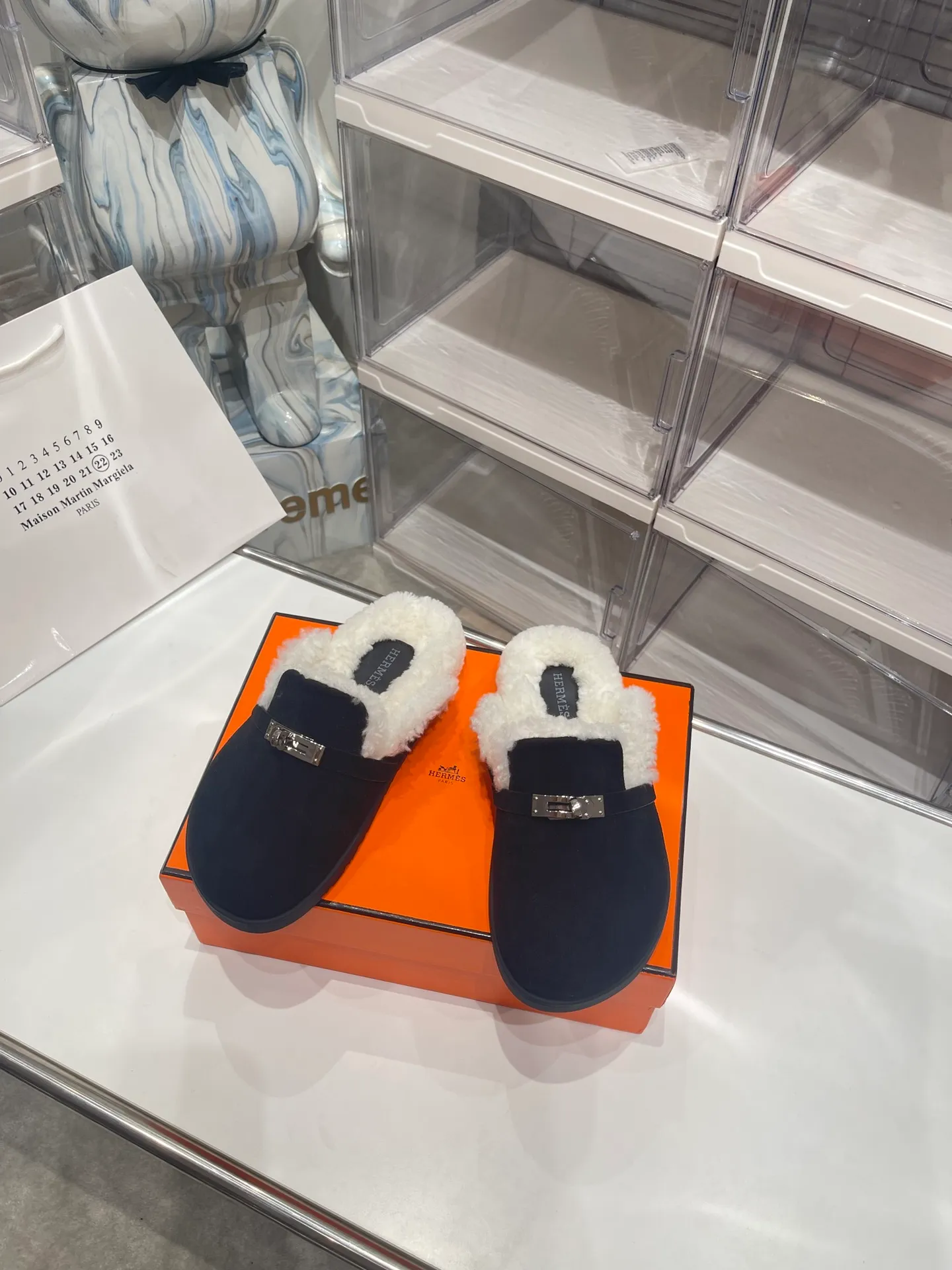 【HERMESG】Furry mop P: 580💰 ●Number of sizes: Men 39-44 (45 custom-made) Women 35-40 (41.42 custom-made) HERMES Hermès cute half-movers.  Classic family language design! It looks good no matter how you match it! Casual and high-end feeling, the comfort is also great, paired with various colorful socks, it has a trendy high-end feel. The top version is made of high-quality real wool ●Upper: imported cow suede ●Inner: imported sheepskin one piece ●Foot: imported mixed sheepskin ●Outsole: Tpu non-slip and wear-resistant outsole.